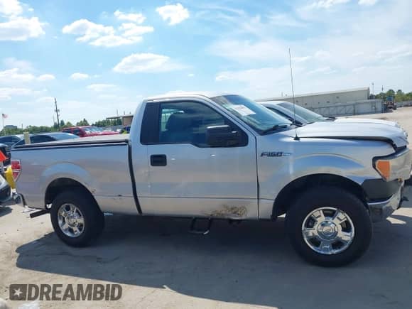 2013 Ford F-150 XLT z VIN 1FTMF1CM9DFB20984, wystawiony jako IAAI lot #43336851 z przebiegiem 312 173 mil mil oraz . Historia ofert i sprzedaży dostępna na DreamBid. Obrazek 14.