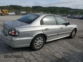 2003 Hyundai Sonata GLS z VIN KMHWF35H63A910917, wystawiony jako Copart lot #71657584 z przebiegiem 120 196 mil mil oraz Szkoda całkowita • Salvage title. Historia ofert i sprzedaży dostępna na DreamBid. Obrazek 3.