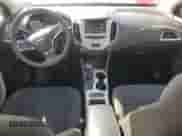 2017 Chevrolet Cruze LS z VIN 1G1BC5SM9H7214977, wystawiony jako Copart lot #82224505 z przebiegiem 80 992 mil mil oraz Szkoda całkowita • Salvage title. Historia ofert i sprzedaży dostępna na DreamBid. Obrazek 8.