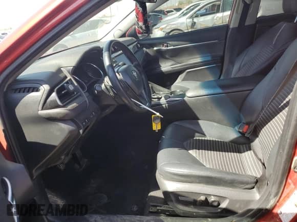 2020 Toyota Camry SE z VIN 4T1G11AKXLU334966, wystawiony jako Copart lot #52855825 z przebiegiem 117 581 mil mil oraz Czysty tytuł • Clean title. Historia ofert i sprzedaży dostępna na DreamBid. Obrazek 7.