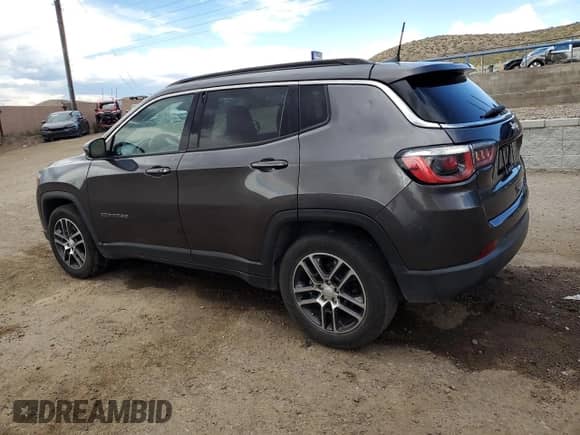 2019 Jeep Compass Latitude z VIN 3C4NJCBB1KT658449, wystawiony jako Copart lot #67523185 z przebiegiem 97 457 mil mil oraz Czysty tytuł • Clean title. Historia ofert i sprzedaży dostępna na DreamBid. Obrazek 2.