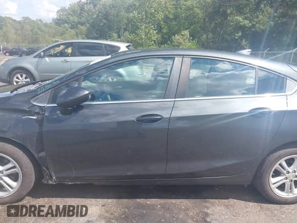 2017 Chevrolet Cruze LT z VIN 3G1BE6SM3HS554966, wystawiony jako IAAI lot #43252261 z przebiegiem 172 023 mil mil oraz . Historia ofert i sprzedaży dostępna na DreamBid. Obrazek 14.