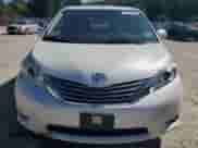 2017 Toyota Sienna XLE z VIN 5TDYZ3DC7HS824312, wystawiony jako Copart lot #84629685 z przebiegiem 153 917 mil mil oraz Szkoda całkowita • Salvage title. Historia ofert i sprzedaży dostępna na DreamBid. Obrazek 5.