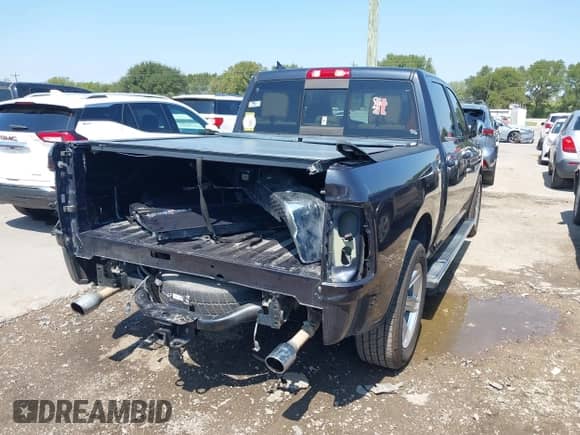 2018 Ram 1500 Big Horn z VIN 1C6RR6LT1JS132672, wystawiony jako IAAI lot #43161381 z przebiegiem 136 924 mil mil oraz . Historia ofert i sprzedaży dostępna na DreamBid. Obrazek 4.