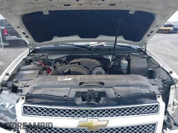 2010 Chevrolet Suburban LTZ z VIN 1GNUCKE07AR271316, wystawiony jako IAAI lot #42097289 z przebiegiem 109 626 mil mil oraz . Historia ofert i sprzedaży dostępna na DreamBid. Obrazek 10.