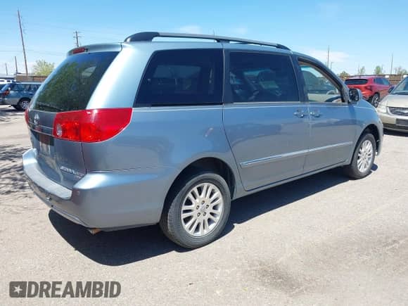 2008 Toyota Sienna XLE z VIN 5TDBK22C08S021333, wystawiony jako IAAI lot #42182716 z przebiegiem Nie podano mil oraz . Historia ofert i sprzedaży dostępna na DreamBid. Obrazek 4.
