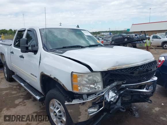2011 Chevrolet Silverado 2500HD LT z VIN 1GC1CXCG6BF233085, wystawiony jako IAAI lot #43291048 z przebiegiem 161 159 mil mil oraz . Historia ofert i sprzedaży dostępna na DreamBid. Obrazek 1.