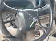 2002 Chevrolet Suburban LT z VIN 1GNEC16Z32J198649, wystawiony jako IAAI lot #42399077 z przebiegiem 242 308 mil mil oraz . Historia ofert i sprzedaży dostępna na DreamBid. Obrazek 11.