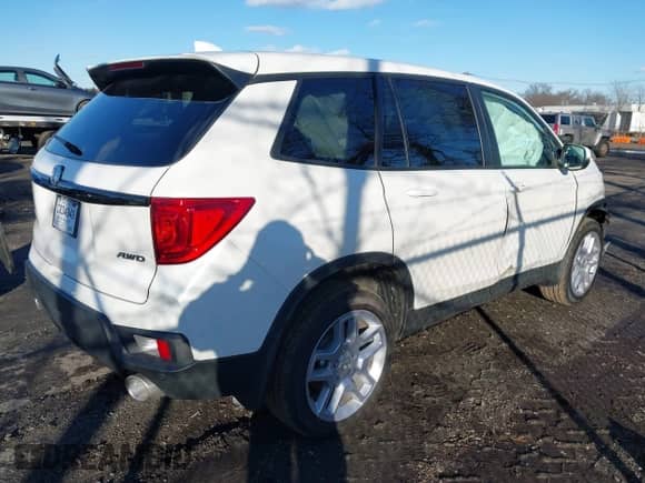 2025 Honda Passport EX-L with VIN 5FNYF8H53SB017413, listed as a IAAI auction lot 41586603 with 435 mi miles and . Bid and sale history available at DreamBid. Image 4.