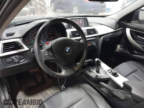 2013 BMW 3 Series 320i z VIN WBA3B1C53DK129149, wystawiony jako IAAI lot #42415125 z przebiegiem 129 114 mil mil oraz . Historia ofert i sprzedaży dostępna na DreamBid. Obrazek 18.