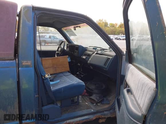 1991 Chevrolet Silverado 1500 z VIN 1GCDK14K3MZ161358, wystawiony jako IAAI lot #43497856 z przebiegiem 143 100 mil mil oraz . Historia ofert i sprzedaży dostępna na DreamBid. Obrazek 5.