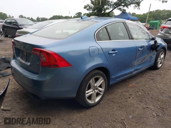 2015 Volvo S60 T5 Premier с VIN YV1612TK8F1334127, выставлен на аукционе IAAI как лот 42887031 с пробегом 101 981 миль миль и . История ставок и продаж доступна на DreamBid. Изображение 4.