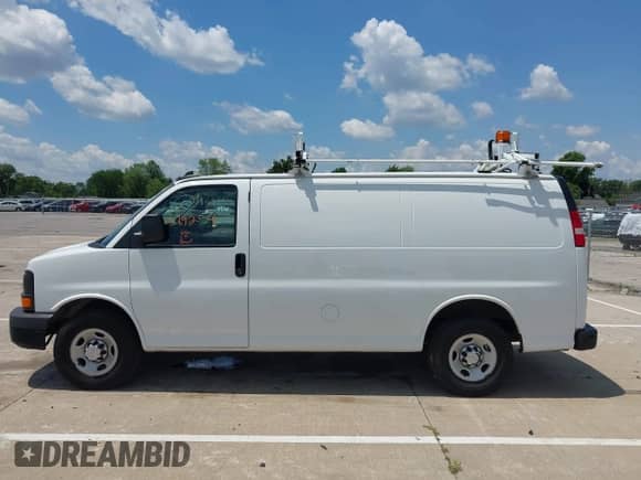 2016 Chevrolet Express Cargo z VIN 1GCWGAFF9G1131942, wystawiony jako IAAI lot #42579254 z przebiegiem 165 661 mil mil oraz . Historia ofert i sprzedaży dostępna na DreamBid. Obrazek 14.