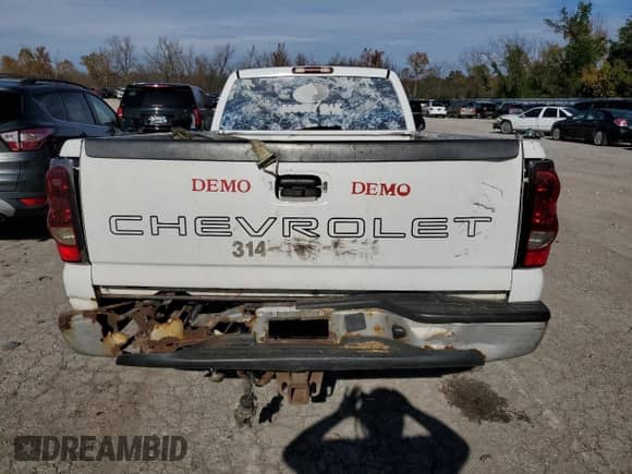 2005 Chevrolet Silverado 1500 z VIN 1GCEC14T95Z121233, wystawiony jako Copart lot #80187394 z przebiegiem 207 659 mil mil oraz Czysty tytuł • Clean title. Historia ofert i sprzedaży dostępna na DreamBid. Obrazek 6.