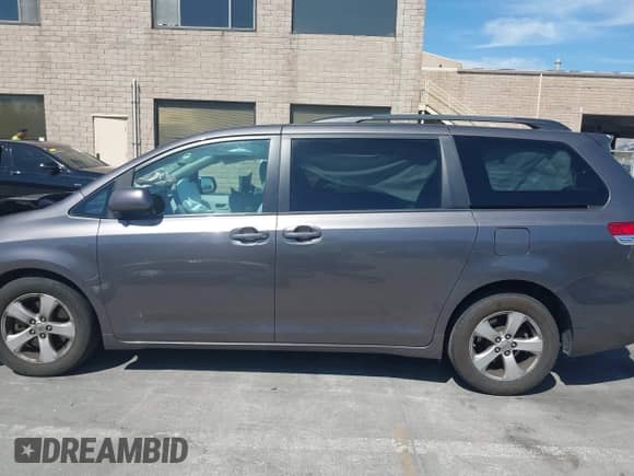 2013 Toyota Sienna LE AAS с VIN 5TDKK3DC0DS399195, выставлен на аукционе IAAI как лот 42378547 с пробегом 84 900 миль миль и . История ставок и продаж доступна на DreamBid. Изображение 15.