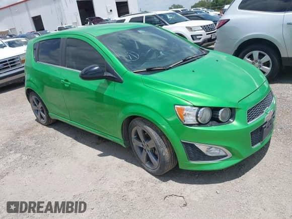 2016 Chevrolet Sonic RS z VIN 1G1JG6SB3G4115480, wystawiony jako IAAI lot #42745121 z przebiegiem 65 078 mil mil oraz . Historia ofert i sprzedaży dostępna na DreamBid. Obrazek 1.