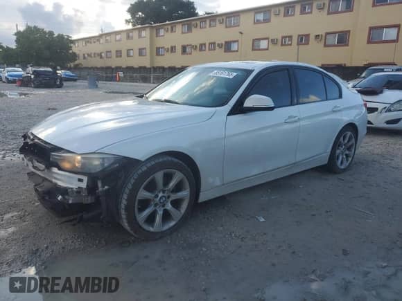 2015 BMW 3 Series 320i с VIN WBA3B1G57FNT63113, выставлен на аукционе Copart как лот 85161765 с пробегом 96 645 миль миль и Списание • Salvage title. История ставок и продаж доступна на DreamBid. Изображение 1.