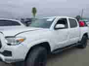 2021 Toyota Tacoma SR z VIN 5TFCZ5AN7MX267045, wystawiony jako IAAI lot #43321000 z przebiegiem 40 992 mil mil oraz . Historia ofert i sprzedaży dostępna na DreamBid. Obrazek 6.