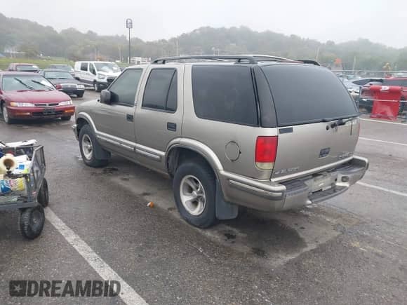 1999 Chevrolet Blazer LT with VIN 1GNCS13W9X2158646, listed as a IAAI auction lot 43550215 with 263,700 mi miles and . Bid and sale history available at DreamBid. Image 3.