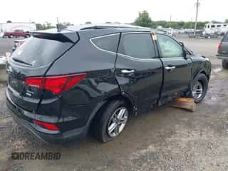 2017 Hyundai Santa Fe 2.4L z VIN 5NMZUDLB7HH008981, wystawiony jako IAAI lot #43303448 z przebiegiem 72 647 mil mil oraz . Historia ofert i sprzedaży dostępna na DreamBid. Obrazek 4.