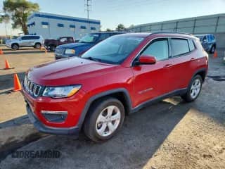 2019 Jeep Compass Latitude z VIN 3C4NJCBB5KT756433, wystawiony jako Copart lot #70120765 z przebiegiem Nie podano mil oraz Szkoda całkowita • Salvage title. Historia ofert i sprzedaży dostępna na DreamBid. Obrazek 1.