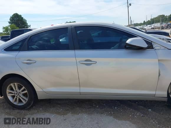 2017 Hyundai Sonata 2.4L z VIN 5NPE24AF2HH530222, wystawiony jako IAAI lot #43335277 z przebiegiem 139 780 mil mil oraz . Historia ofert i sprzedaży dostępna na DreamBid. Obrazek 14.