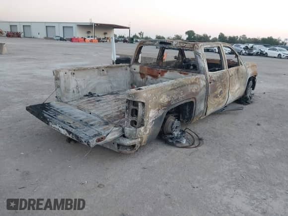 2018 GMC Sierra 1500 Denali z VIN 3GTU2PEJ6JG394672, wystawiony jako IAAI lot #43430556 z przebiegiem Nie podano mil oraz . Historia ofert i sprzedaży dostępna na DreamBid. Obrazek 4.