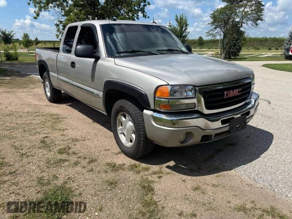 2004 GMC Sierra 1500 SLT z VIN 2GTEK19T341227163, wystawiony jako Copart lot #80357835 z przebiegiem 211 858 mil mil oraz Czysty tytuł • Clean title. Historia ofert i sprzedaży dostępna na DreamBid. Obrazek 1.