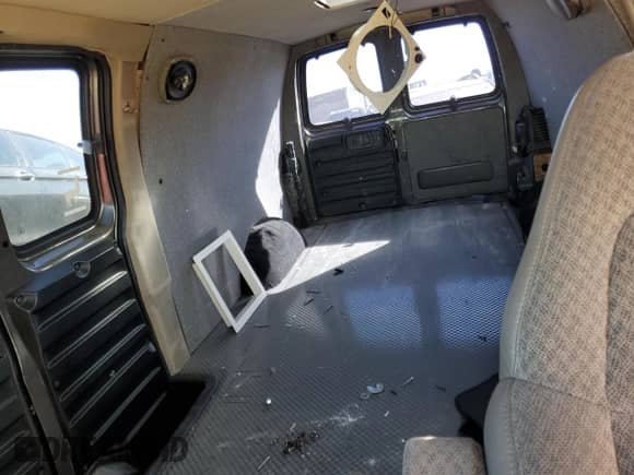 1999 Chevrolet City Express Cargo с VIN 1GCHG39R8X1039196, выставлен на аукционе Copart как лот 77383514 с пробегом 307 105 миль миль и Списание • Salvage title. История ставок и продаж доступна на DreamBid. Изображение 10.