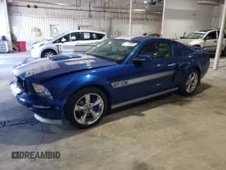 2009 Ford Mustang GT z VIN 1ZVHT82H795129104, wystawiony jako Copart lot #70110445 z przebiegiem 110 803 mil mil oraz Szkoda całkowita • Salvage title. Historia ofert i sprzedaży dostępna na DreamBid. Obrazek 1.