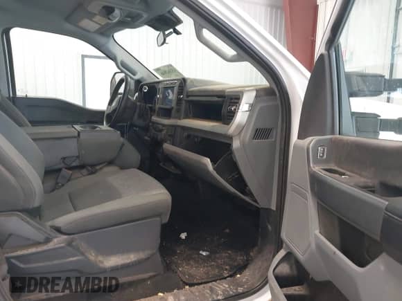 2024 Ford F-250 XL z VIN 1FT7W2BTXRED57136, wystawiony jako IAAI lot #43162846 z przebiegiem 44 979 mil mil oraz . Historia ofert i sprzedaży dostępna na DreamBid. Obrazek 5.