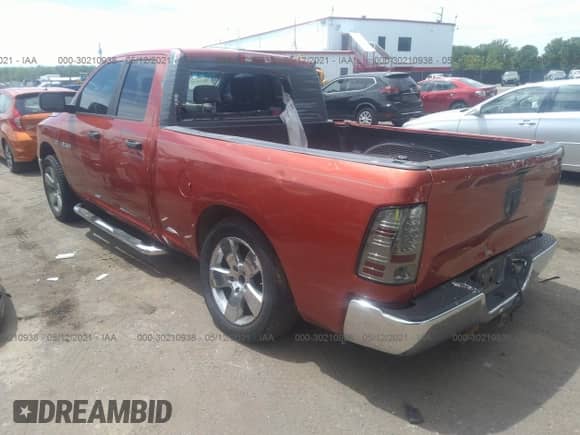 2009 Dodge 1500 SLT z VIN 1D3HB18T19S727450, wystawiony jako IAAI lot #40658133 z przebiegiem 218 203 mil mil oraz . Historia ofert i sprzedaży dostępna na DreamBid. Obrazek 3.