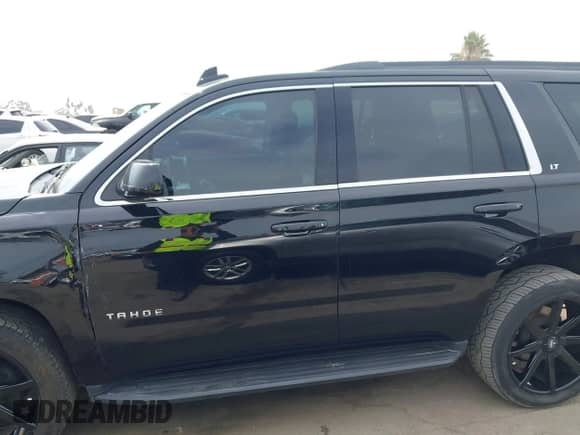 2019 Chevrolet Tahoe LT z VIN 1GNSKBKC9KR377051, wystawiony jako IAAI lot #43081327 z przebiegiem 62 665 mil mil oraz . Historia ofert i sprzedaży dostępna na DreamBid. Obrazek 14.