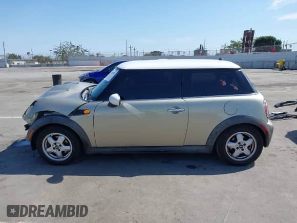 2007 MINI Hardtop with VIN WMWMF33537TT55761, listed as a IAAI auction lot 43072021 with 190,545 mi miles and . Bid and sale history available at DreamBid. Image 15.