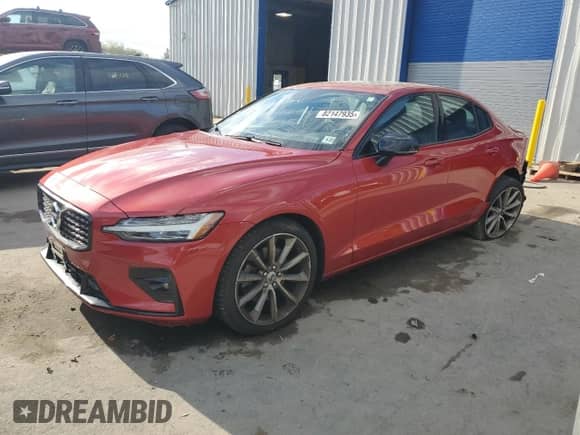 2021 Volvo S60 Momentum z VIN 7JR102TZ1MG123976, wystawiony jako Copart lot #82147935 z przebiegiem 25 842 mil mil oraz Szkoda całkowita • Salvage title. Historia ofert i sprzedaży dostępna na DreamBid. Obrazek 1.