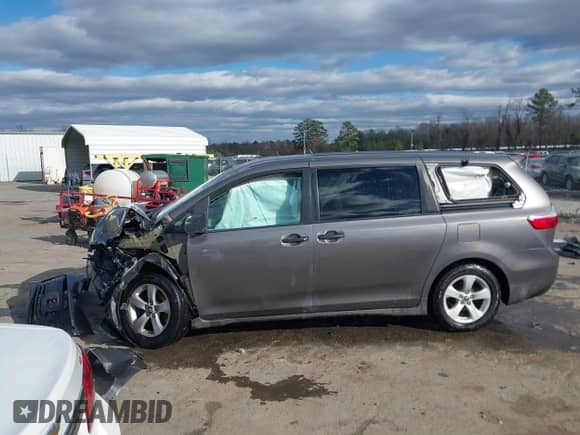2018 Toyota Sienna L with VIN 5TDZZ3DC9JS942579, listed as a IAAI auction lot 41720834 with 132,231 mi miles and . Bid and sale history available at DreamBid. Image 15.