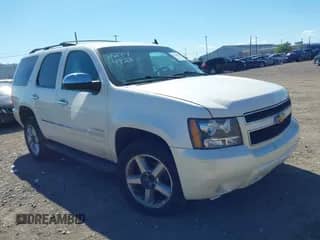 2013 Chevrolet Tahoe LTZ z VIN 1GNSKCE07DR184035, wystawiony jako IAAI lot #42744928 z przebiegiem 229 596 mil mil oraz . Historia ofert i sprzedaży dostępna na DreamBid. Obrazek 1.