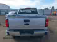 2018 Chevrolet Silverado 1500 LT z VIN 3GCUKREC0JG402410, wystawiony jako IAAI lot #43034711 z przebiegiem 73 836 mil mil oraz . Historia ofert i sprzedaży dostępna na DreamBid. Obrazek 17.