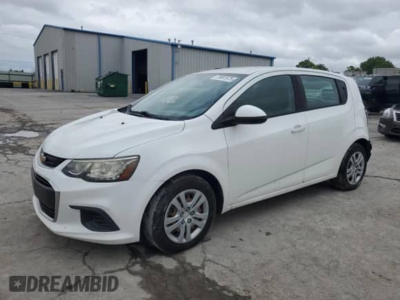 2017 Chevrolet Sonic LT z VIN 1G1JG6SH8H4161182, wystawiony jako Copart lot #70981975 z przebiegiem 129 415 mil mil oraz Czysty tytuł • Clean title. Historia ofert i sprzedaży dostępna na DreamBid. Obrazek 1.