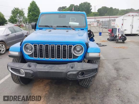 2024 Jeep Wrangler Sahara с VIN 1C4PJXEG9RW237526, выставлен на аукционе IAAI как лот 42112402 с пробегом 2 626 миль миль и . История ставок и продаж доступна на DreamBid. Изображение 12.