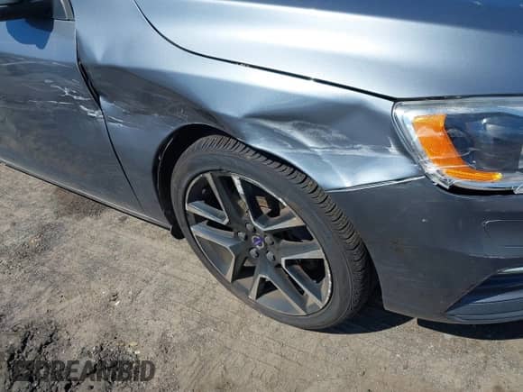 2017 Volvo S60 Dynamic с VIN YV126MFLXH2428457, выставлен на аукционе IAAI как лот 43109708 с пробегом 130 474 миль миль и . История ставок и продаж доступна на DreamBid. Изображение 6.