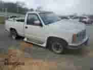 1989 GMC Sierra 1500 z VIN 1GTDC14K0KZ509336, wystawiony jako Copart lot #49060915 z przebiegiem 143 685 mil mil oraz Czysty tytuł • Clean title. Historia ofert i sprzedaży dostępna na DreamBid. Obrazek 4.
