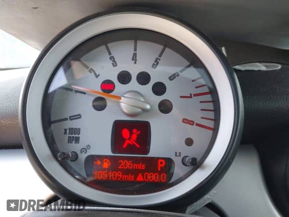 2009 MINI Hardtop with VIN WMWMF33509TW78295, listed as a IAAI auction lot 42293731 with 105,109 mi miles and . Bid and sale history available at DreamBid. Image 7.