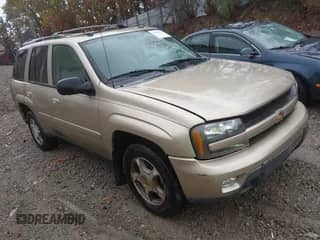 2005 Chevrolet TrailBlazer LS z VIN 1GNDT13S252322802, wystawiony jako IAAI lot #43594680 z przebiegiem 80 000 mil mil oraz . Historia ofert i sprzedaży dostępna na DreamBid. Obrazek 1.