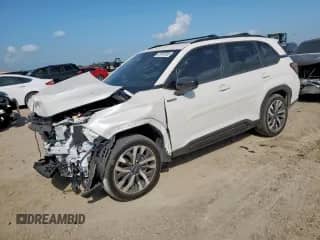 2025 Subaru Forester Touring Hybrid z VIN JF2SLSTD0SH404836, wystawiony jako Copart lot #61997505 z przebiegiem 1 222 mil mil oraz Szkoda całkowita • Salvage title. Historia ofert i sprzedaży dostępna na DreamBid. Obrazek 1.