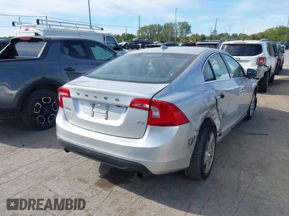 2012 Volvo S60 T5 с VIN YV1622FS4C2119410, выставлен на аукционе IAAI как лот 43118023 с пробегом 138 894 миль миль и . История ставок и продаж доступна на DreamBid. Изображение 4.