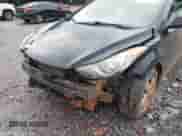 2013 Hyundai Elantra GLS z VIN KMHDH4AE4DU883137, wystawiony jako IAAI lot #42924896 z przebiegiem 238 459 mil mil oraz . Historia ofert i sprzedaży dostępna na DreamBid. Obrazek 6.