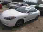 2008 Hyundai Tiburon GS с VIN KMHHM66DX8U279932, выставлен на аукционе IAAI как лот 40246104 с пробегом 183 099 миль миль и . История ставок и продаж доступна на DreamBid. Изображение 2.