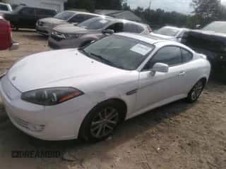 2008 Hyundai Tiburon GS z VIN KMHHM66DX8U279932, wystawiony jako IAAI lot #40246104 z przebiegiem 183 099 mil mil oraz . Historia ofert i sprzedaży dostępna na DreamBid. Obrazek 2.