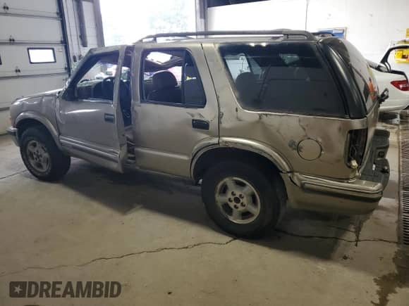 1999 Chevrolet Blazer LT z VIN 1GNDT13W2X2183549, wystawiony jako Copart lot #66167245 z przebiegiem Nie podano mil oraz Szkoda całkowita • Salvage title. Historia ofert i sprzedaży dostępna na DreamBid. Obrazek 2.